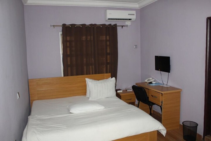 Room 4 of 7