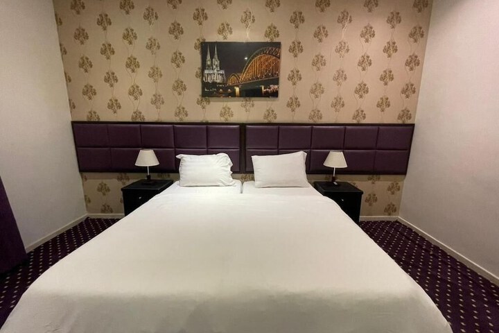 Room 10 of 14