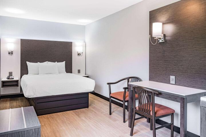 1 King Bed (14 of 15)