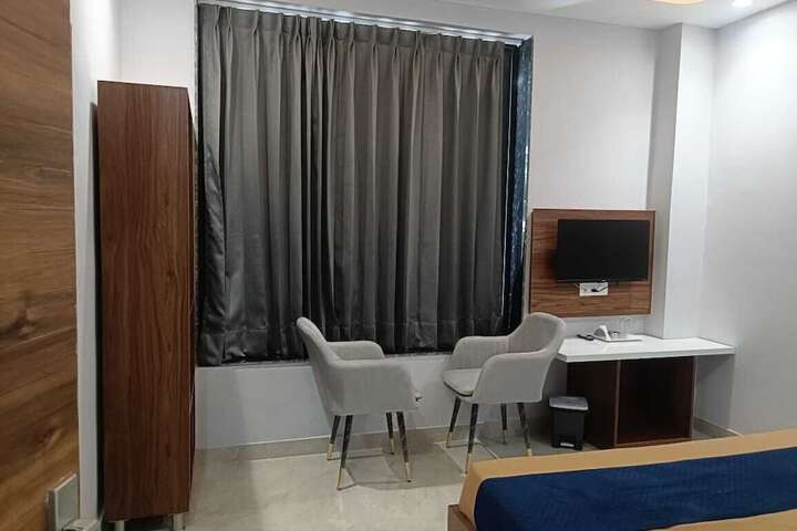 Room 4 of 8