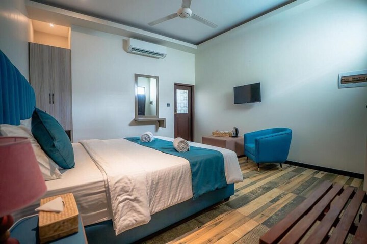 Room 5 of 18