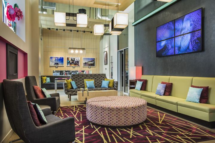 Lounge 20 of 25