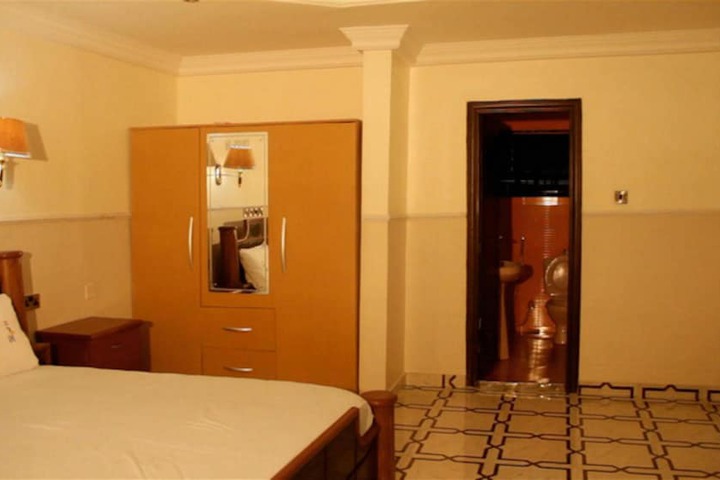Room 10 of 20