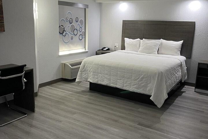 1 King Bed (11 of 26)