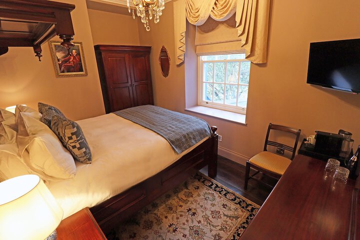 Room 9 of 19