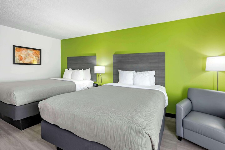 2 Queen Beds (9 of 11)