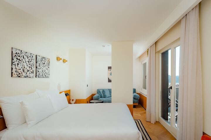Room 10 of 113