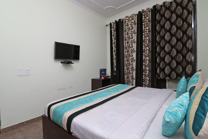 Room 4 of 12
