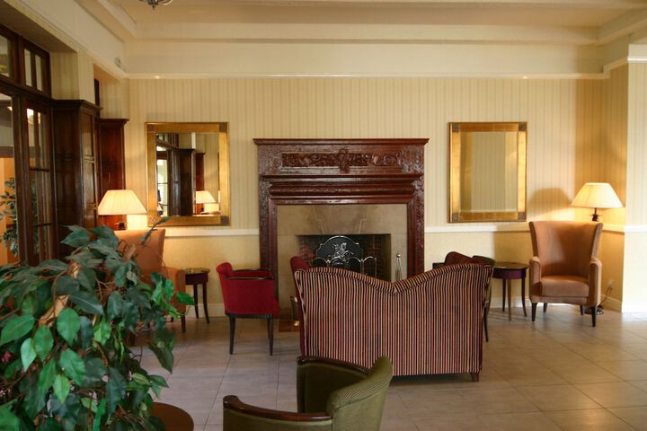 Lounge 107 of 149