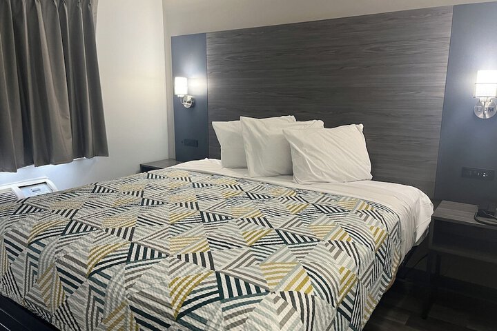 Room 6 of 30