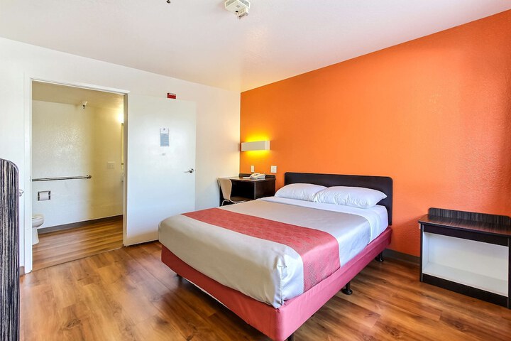 Deluxe Room 1 Queen Bed Refrigerator, Microwave (5 of 8)