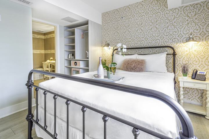 Queen Size Bed (8 of 23)