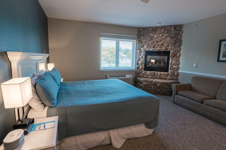 Deluxe Queen Bed Lake View Sofa (34 of 38)