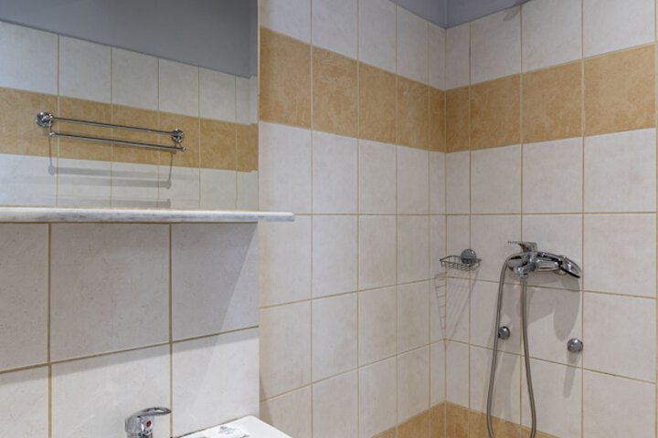 Room 8 of 25