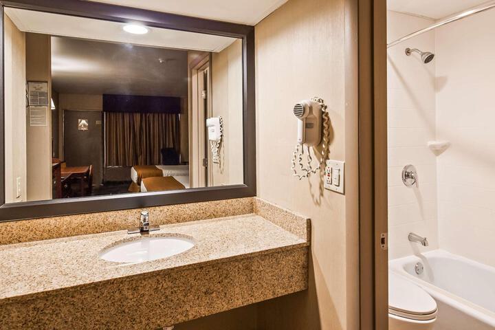 1 King Bed Microwave and Refrigerator WiFi Full Breakfast (23 of 24)