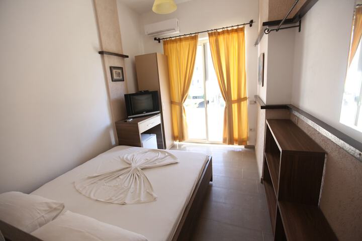 Room 6 of 25