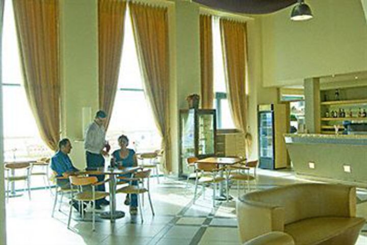 Lounge 15 of 26