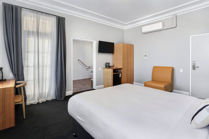 Room 9 of 48