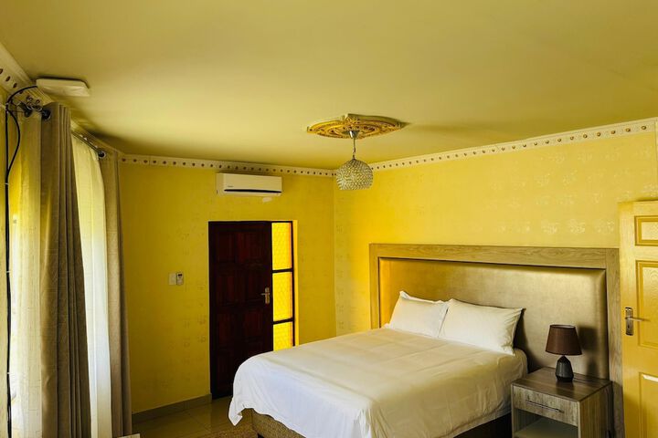 Room 32 of 76