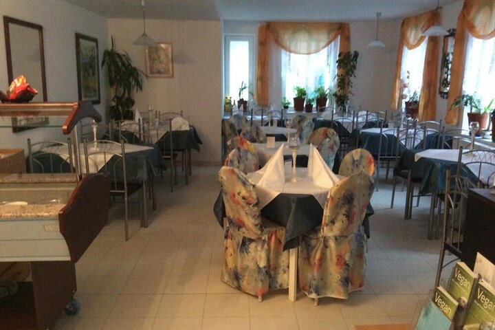 Dining 27 of 37