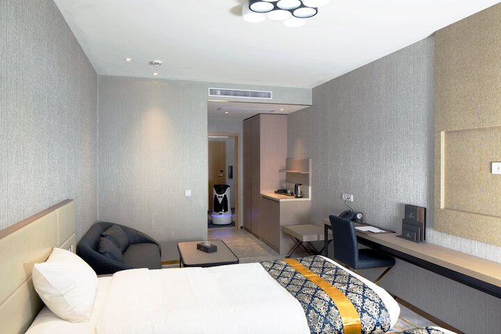 Room 17 of 27