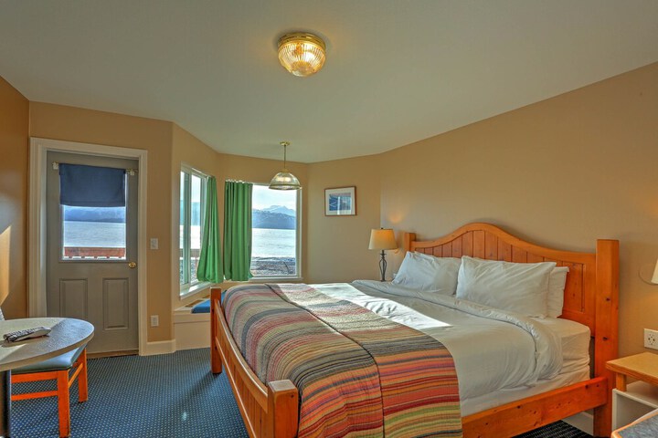 Room 4 of 184