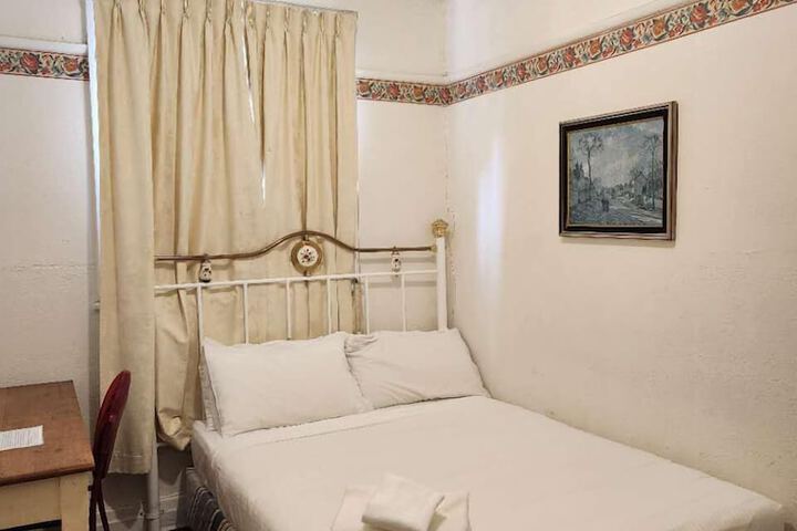 Room 6 of 30