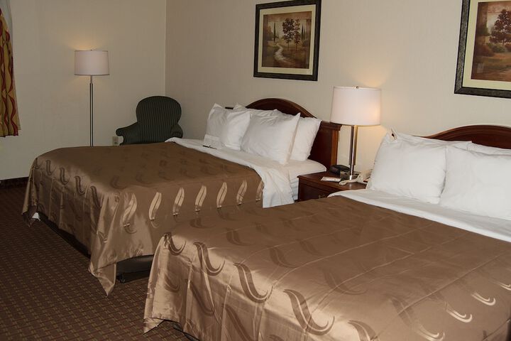 2 Queen Beds Accessible (9 of 10)