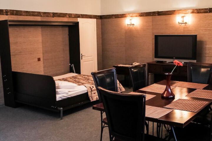 Room 18 of 191