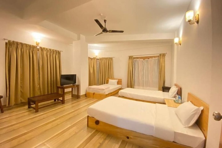 Room 4 of 9