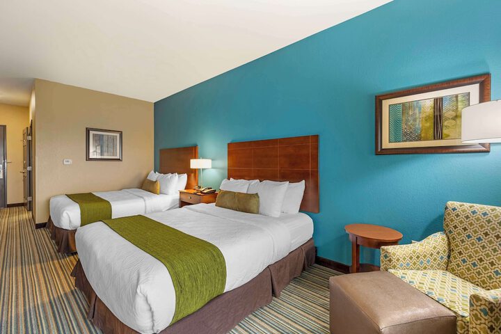 2 Queen Beds Microwave and Refrigerator 39 Inch Led Television High Speed Internet Full Breakfast (3 of 14)