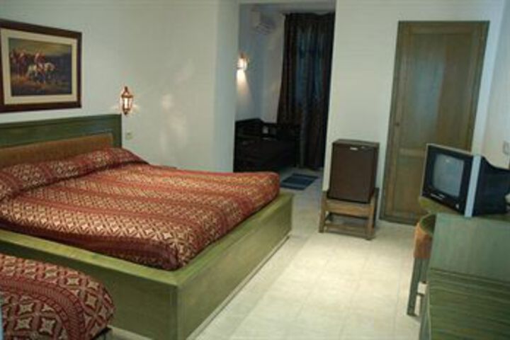 Room 6 of 14