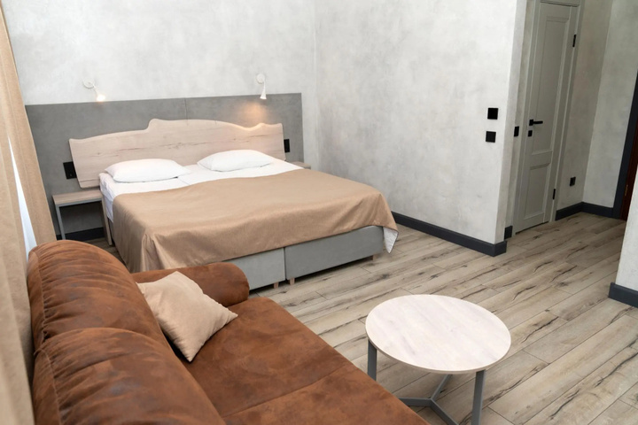 Room 4 of 16