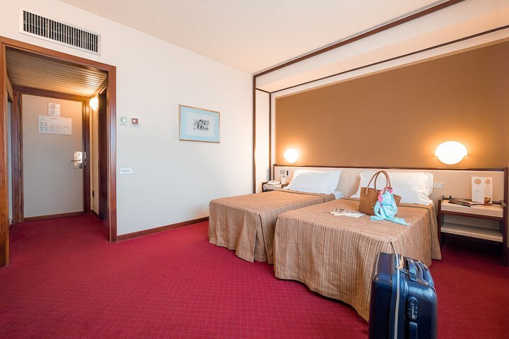 Room 18 of 80