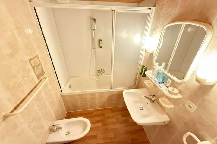 Room 45 of 163