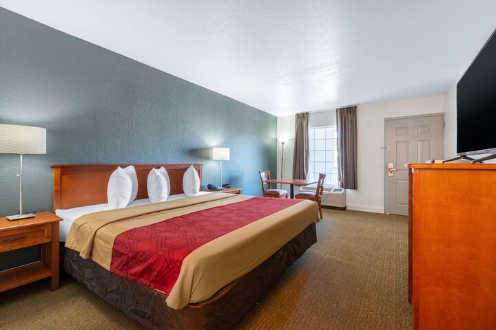 1 King Bed (4 of 14)