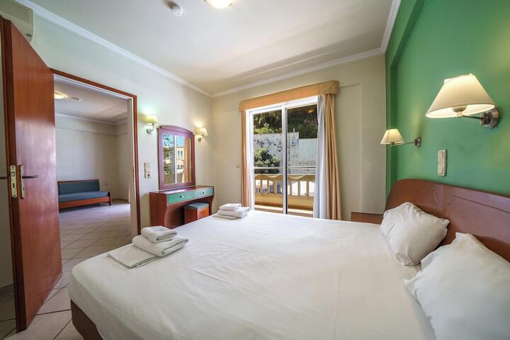 Room 32 of 179