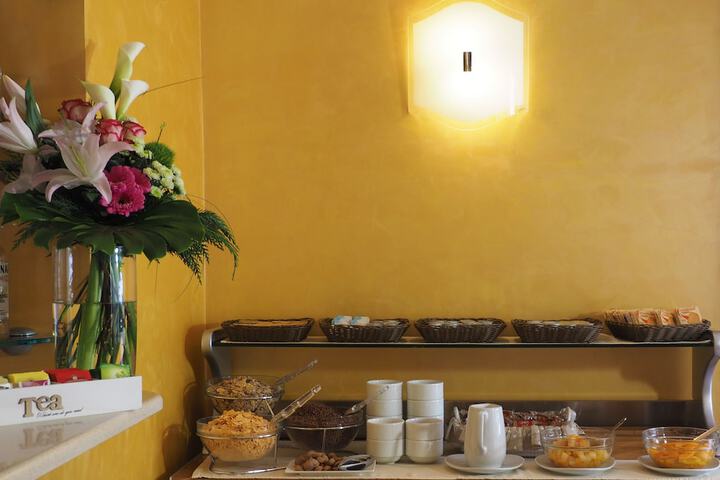 Breakfast/Coffee Service 28 of 37