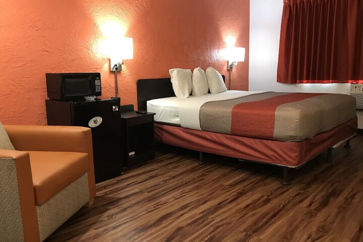 1 King Bed (1 of 9)