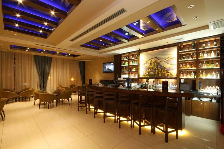 Lounge 17 of 25