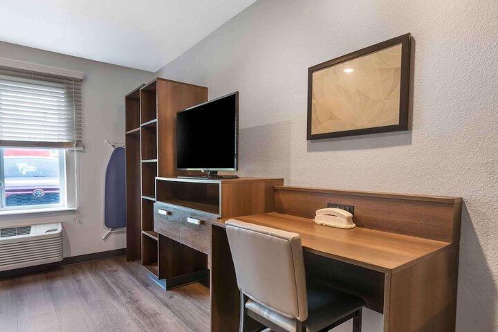 Room 10 of 32