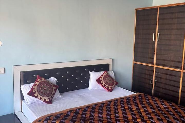 Room 6 of 8