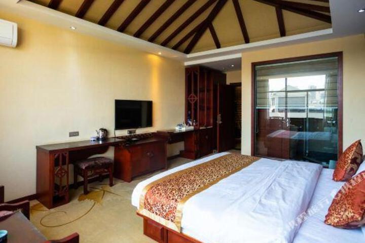 Maitreya Sanlong Hotel (Huquan Hot Spring Ecological Park Honghe Water Town Branch)