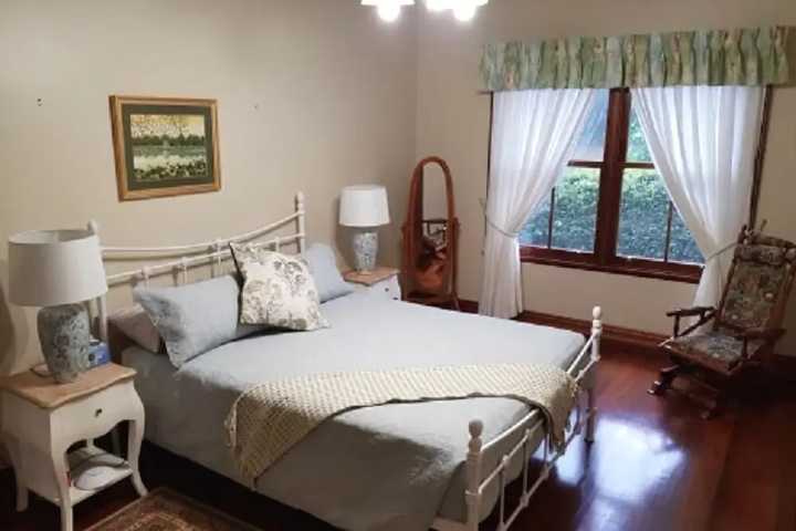 Room 4 of 9