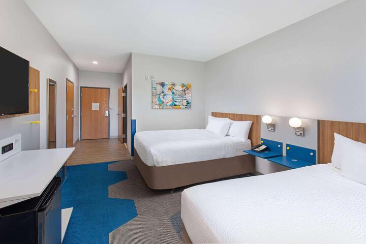 1 Queen Bed Accessible Room (20 of 21)