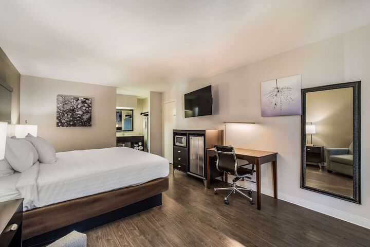 1 King Bed (2 of 10)