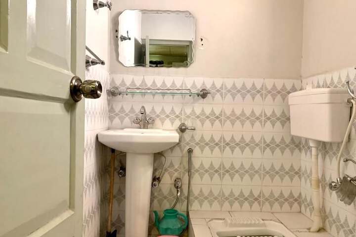 Room 16 of 28