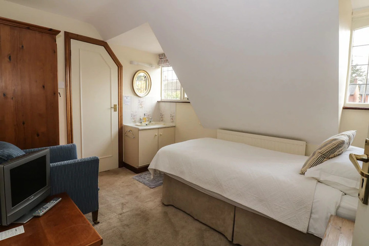 Room 3 of 8