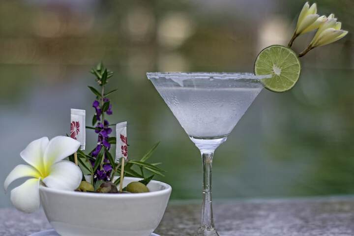Lounge 56 of 67