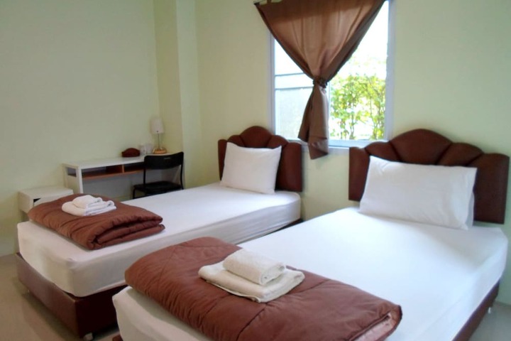 Room 12 of 80